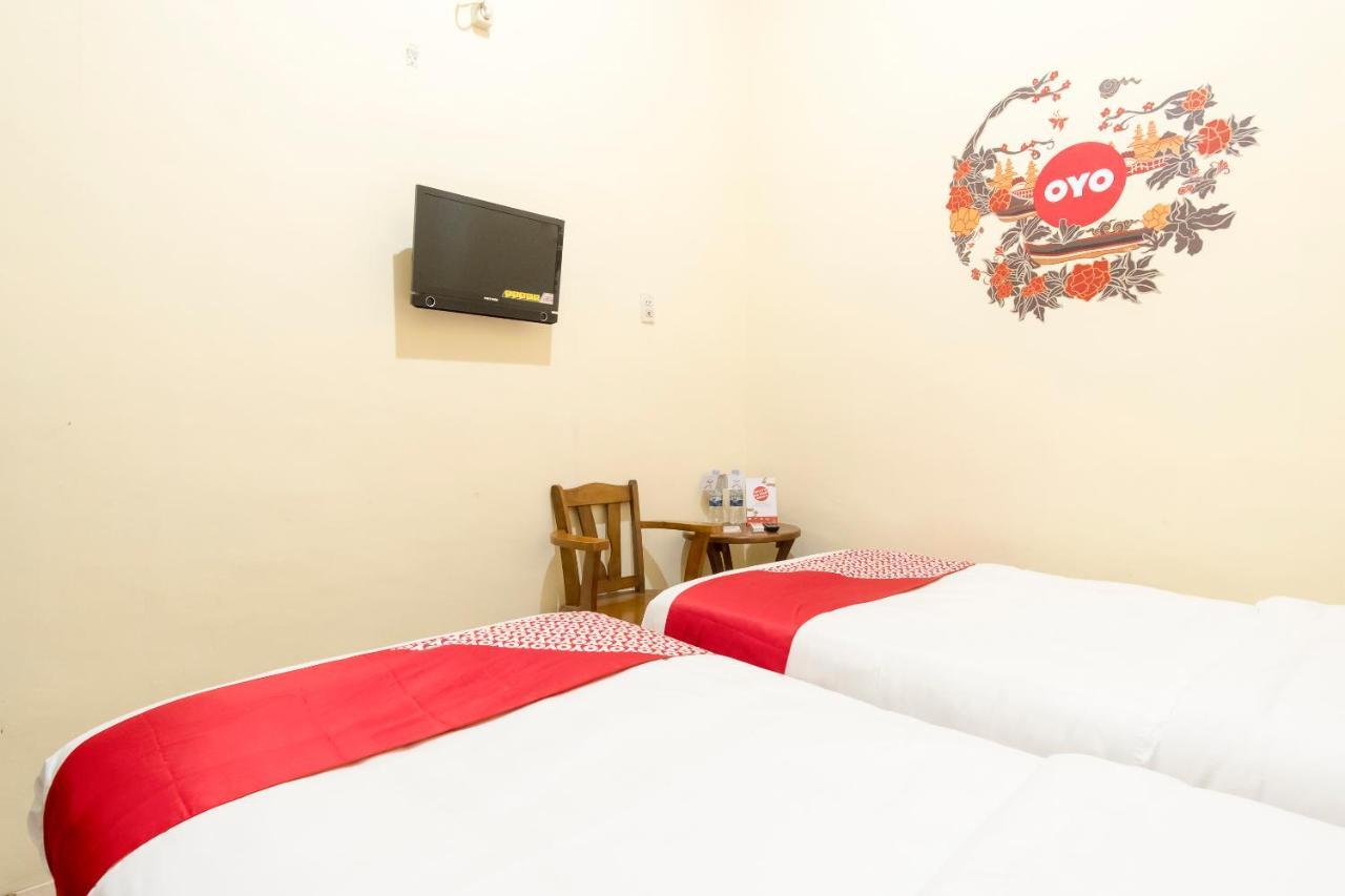 Oyo 723 Penginapan Nia Mandiri Syariah Medan Exterior foto