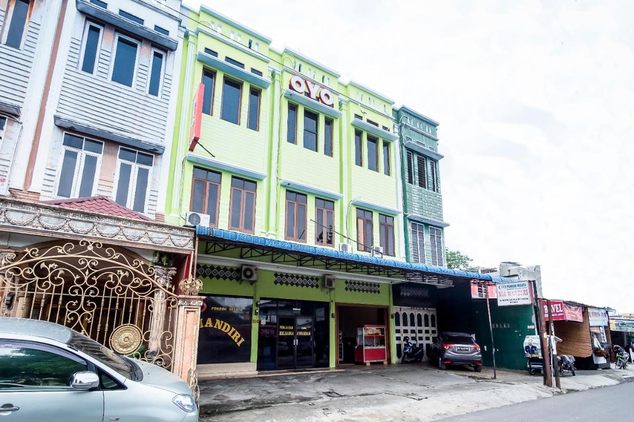 Oyo 723 Penginapan Nia Mandiri Syariah Medan Exterior foto