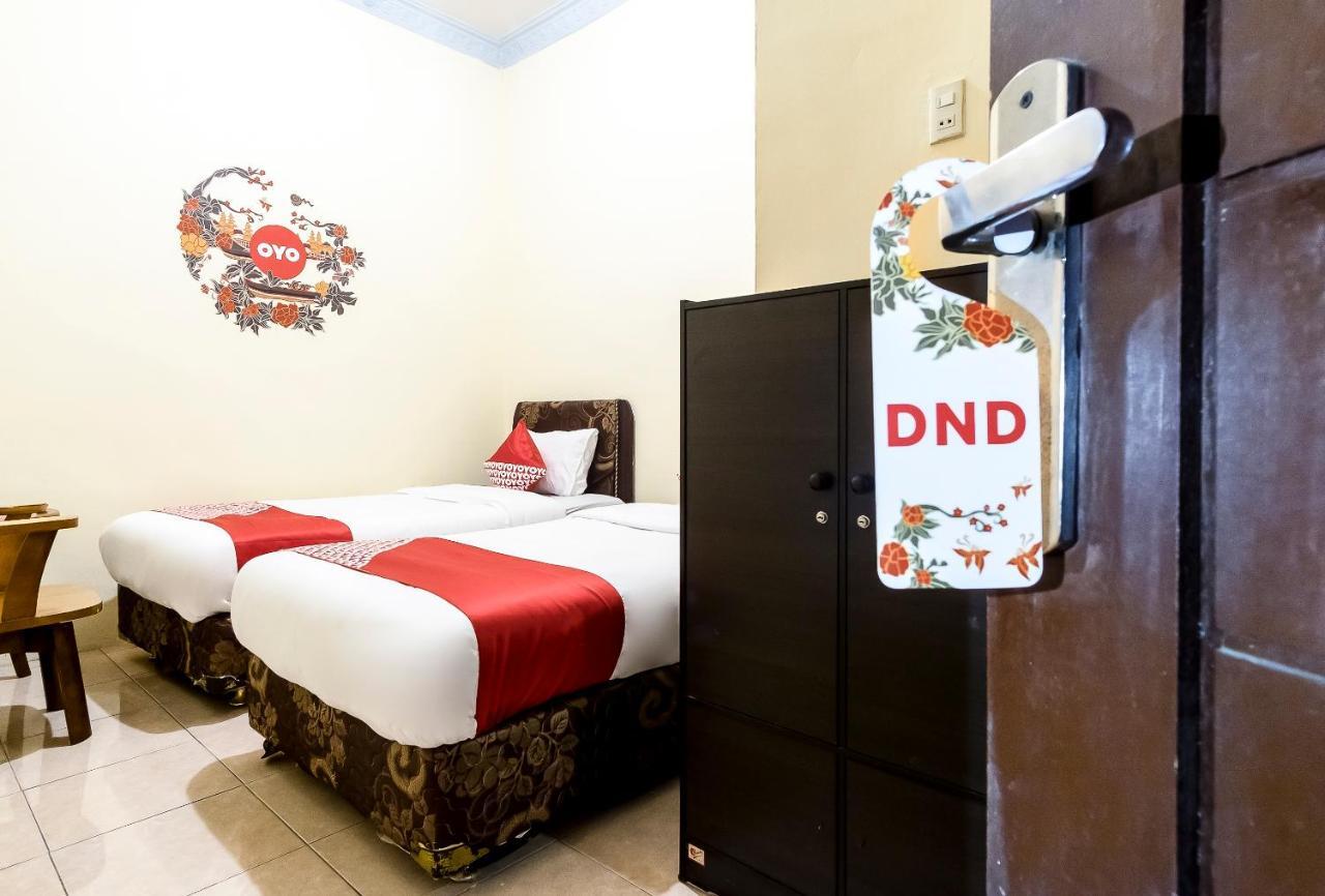 Oyo 723 Penginapan Nia Mandiri Syariah Medan Exterior foto
