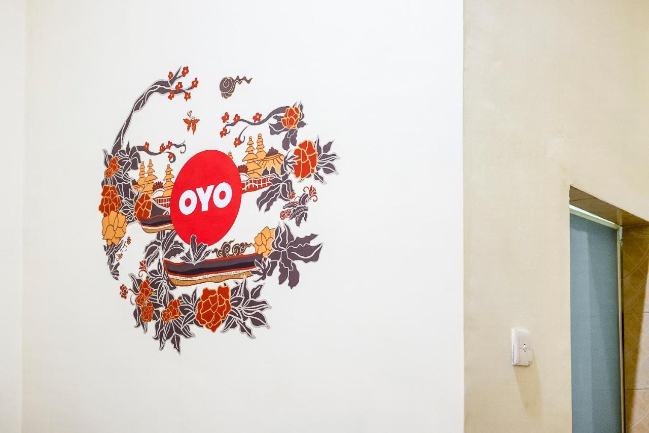 Oyo 723 Penginapan Nia Mandiri Syariah Medan Exterior foto