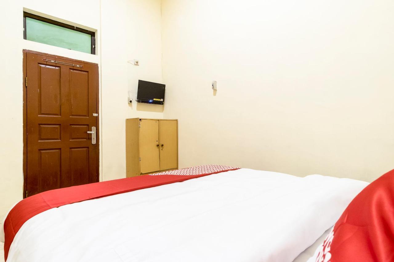 Oyo 723 Penginapan Nia Mandiri Syariah Medan Exterior foto