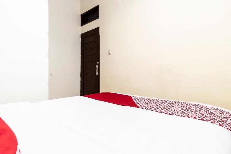 Oyo 723 Penginapan Nia Mandiri Syariah Medan Exterior foto